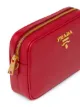 Prada حقيبة كتف ببروش الشعار