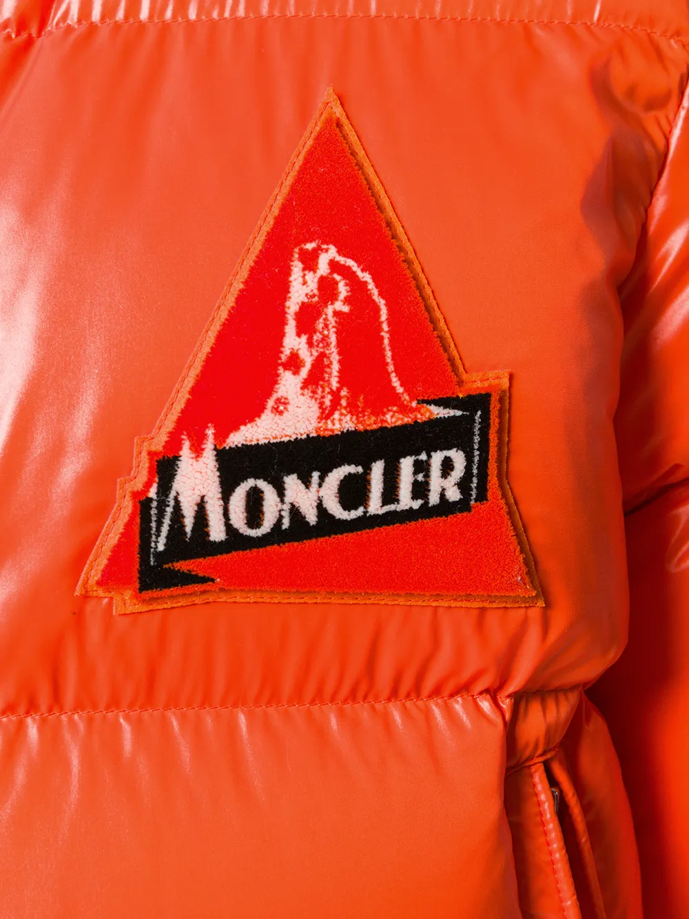 Логотип монклер. Moncler логотип. монклер с нашивками пуховик. куртка монклер с нашивками. moncler пуховики эмблема.