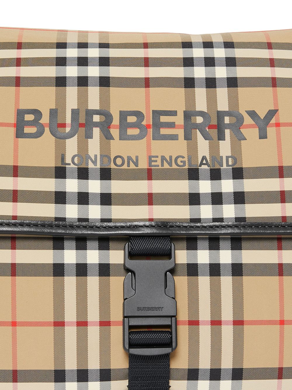 фото Burberry kids сумка для мамы с логотипом