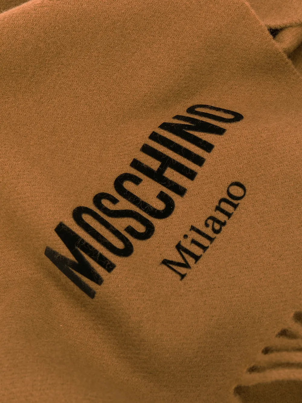 фото Moschino шарф с логотипом и бахромой