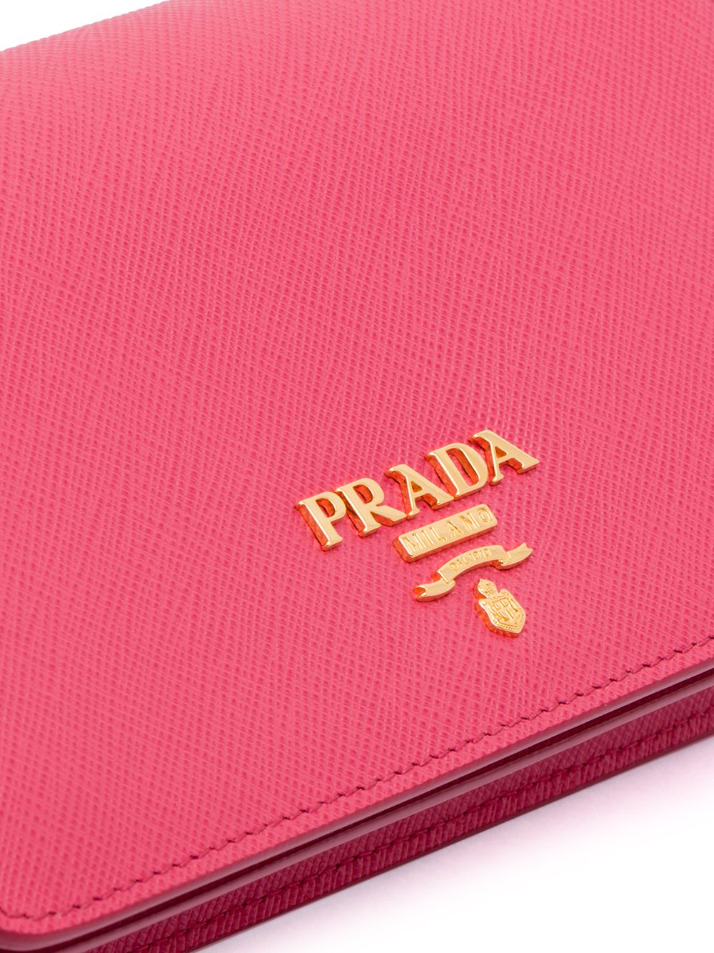 фото Prada мини-сумка из сафьяновой кожи с металлическим логотипом