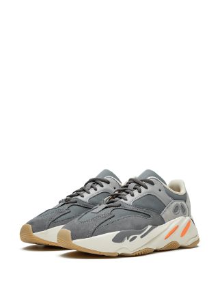 Yeezy Boost 700 "Magnet" 运动鞋展示图