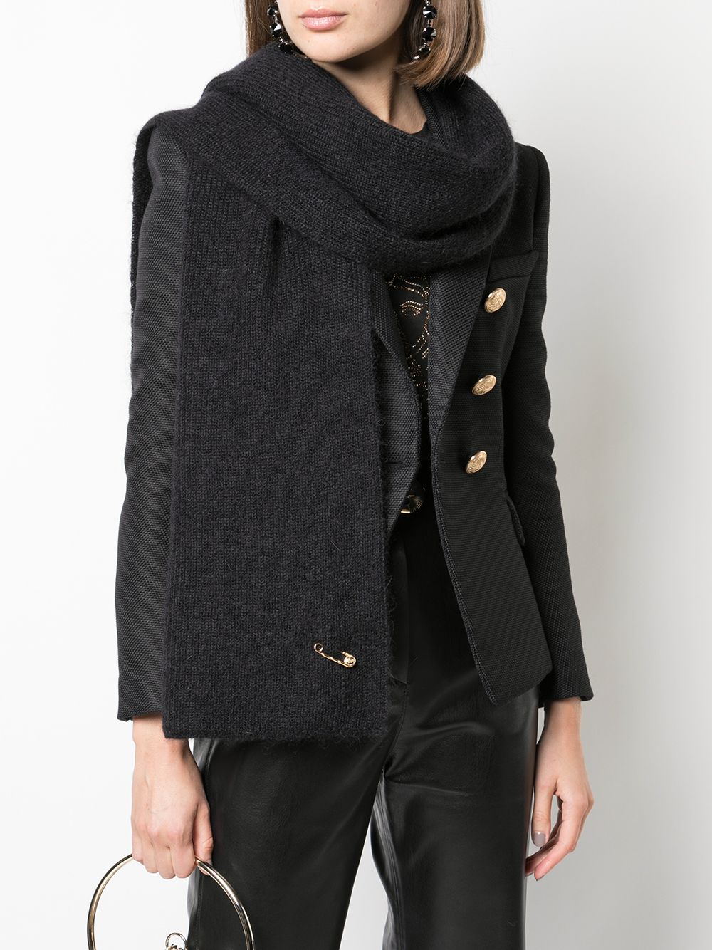 фото Versace вязаный шарф с декоративной булавкой