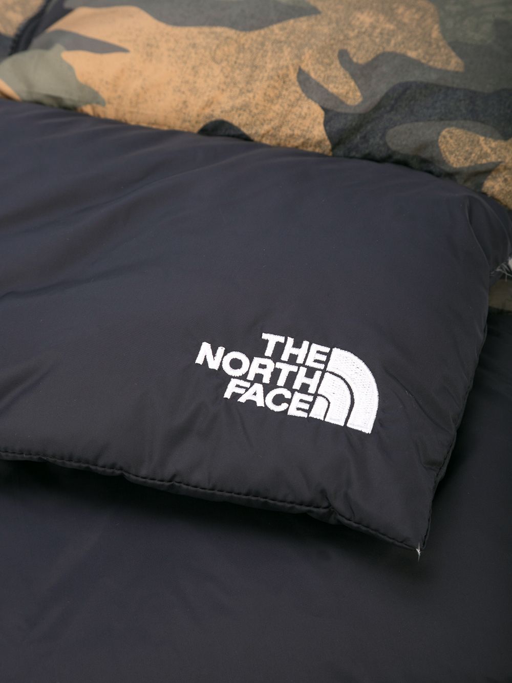 фото The North Face платок Nuptse с камуфляжным принтом