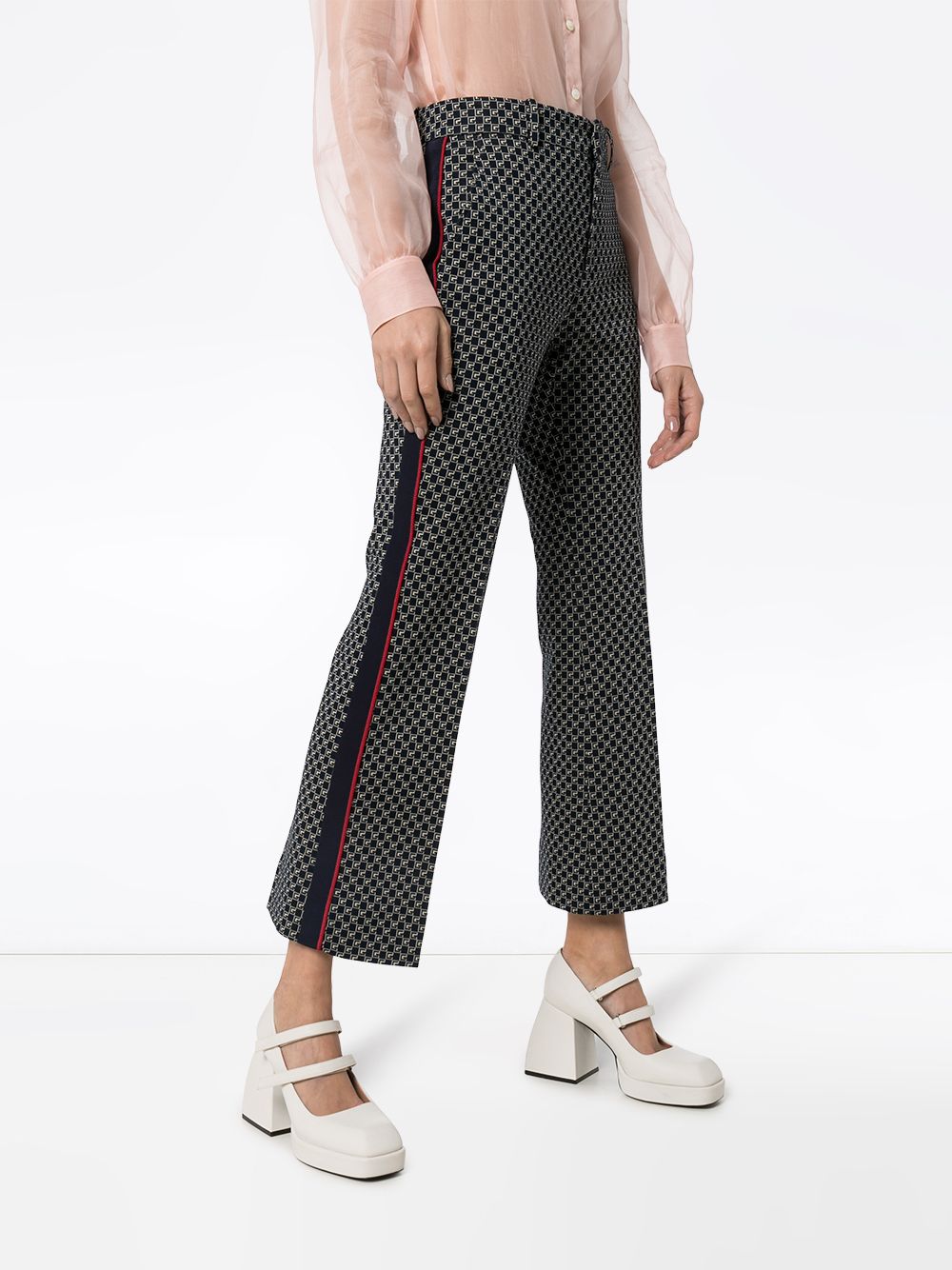 фото Gucci укороченные расклешенные брюки с принтом gg