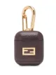 الصورة 1 من Fendi حافظة Airpods باغيت بنقش FF