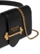 Prada cangurera con diseño con vuelta