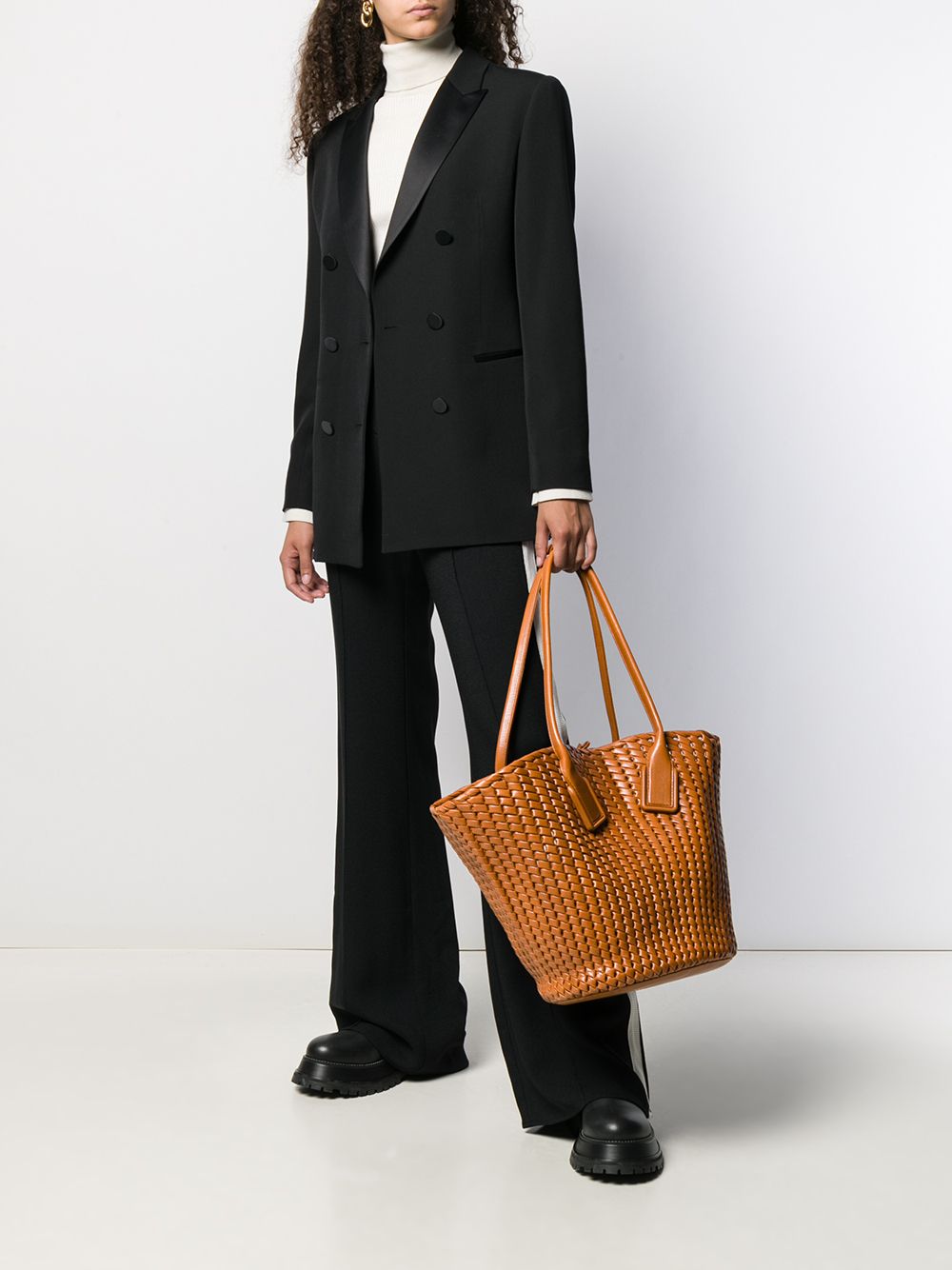 фото Bottega veneta сумка-корзина среднего размера
