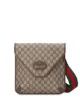 الصورة 1 من Gucci حقيبة ساعي متوسطة نيو كلاسيكية بطبعة GG