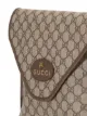 Gucci حقيبة ساعي متوسطة نيو كلاسيكية بطبعة GG