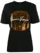 الصورة 1 من Versace تيشيرت بطبعة
