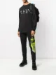 الصورة 2 من Philipp Plein تيشيرت طويل الأكمام بشعار ماركة بنقش التمويه