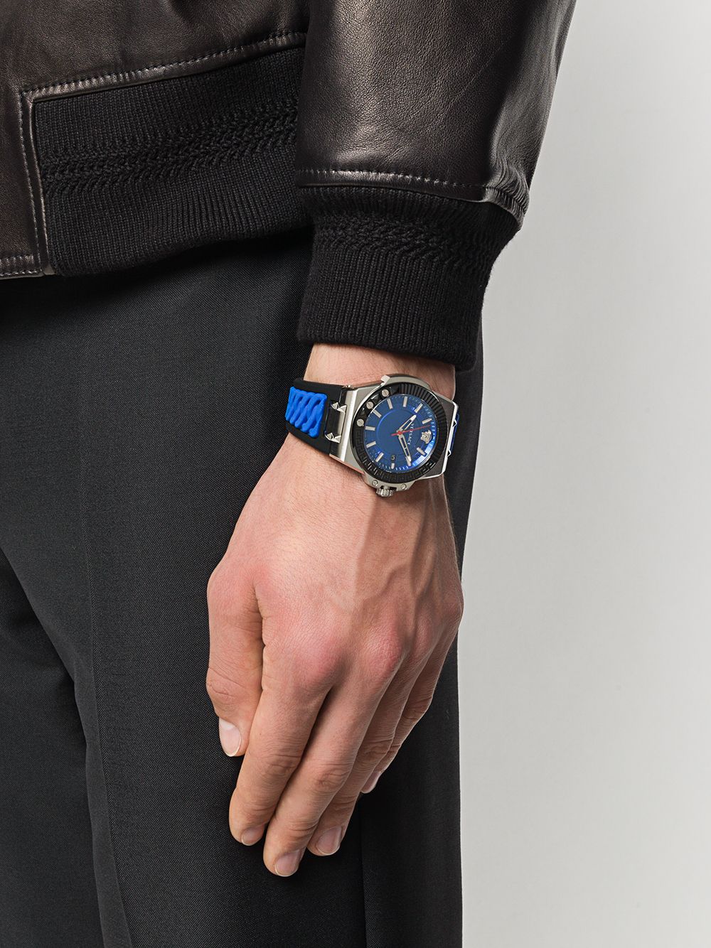 фото Versace наручные часы chain reaction 45 мм