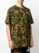Off-White T-Shirt mit Camouflage-Print