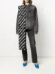الصورة 2 من Balenciaga وشاح بشعارات متكررة