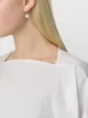 الصورة 2 من Kiki McDonough أقراط مدورة ذهب أبيض عيار 18 مرصعة بالألماس كيكي كلاسيكس