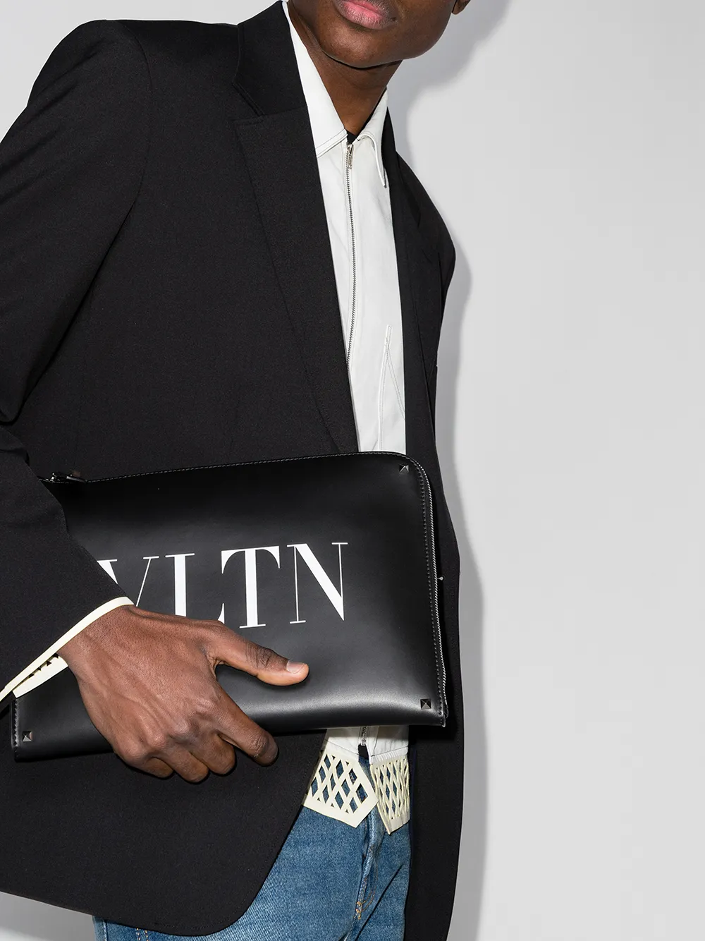  Valentino Garavani Clutch Mit Vltn Logo   Schwarz 