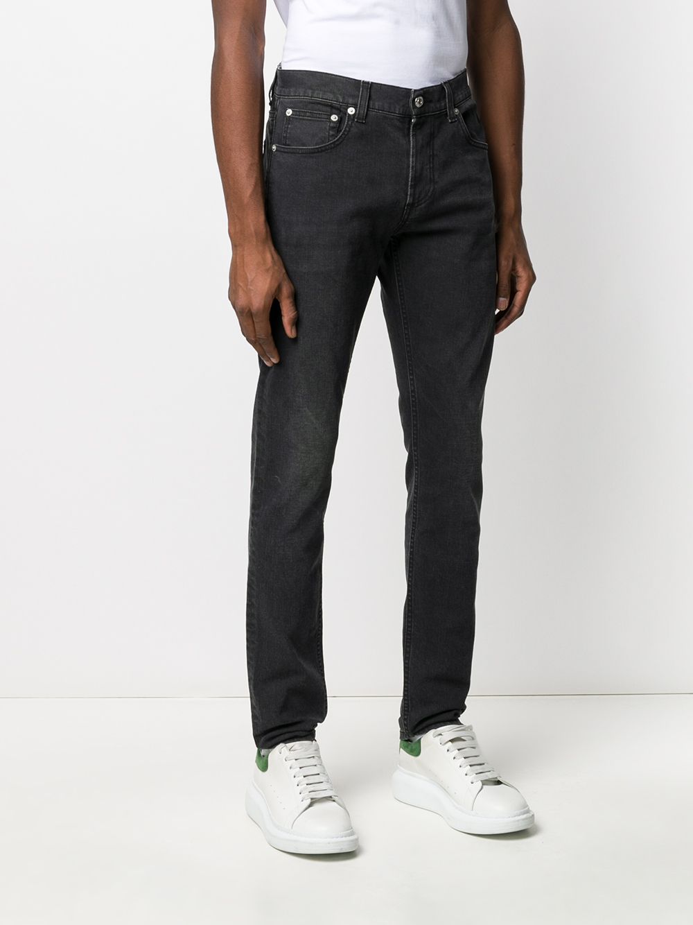 фото Alexander mcqueen джинсы прямого кроя с вышитым логотипом