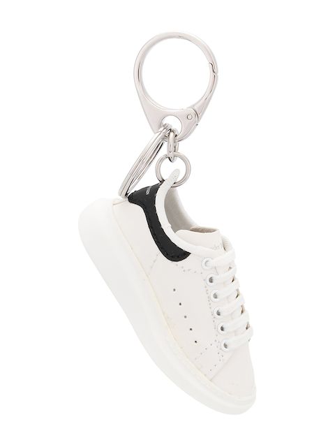 Alexander McQueen llavero con motivo de tenis con suela gruesa 