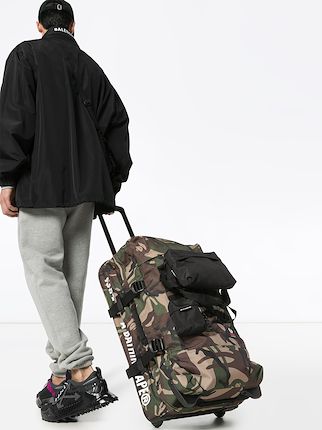 EASTPAK X AAPE TRANVERZ HLDLL CAMO展示图