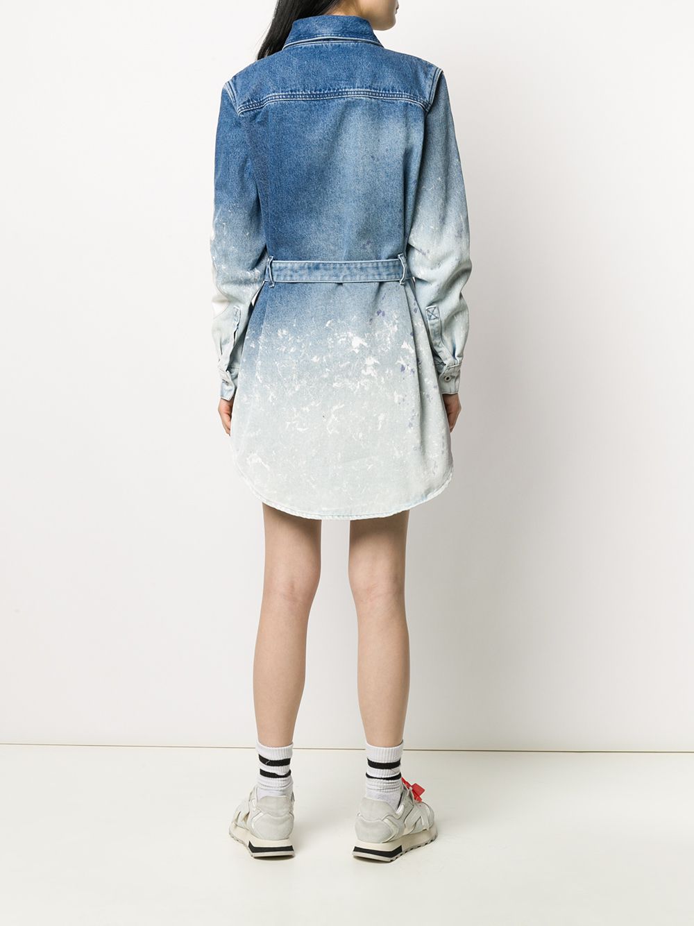 фото Off-white джинсовое платье-рубашка с эффектом градиента
