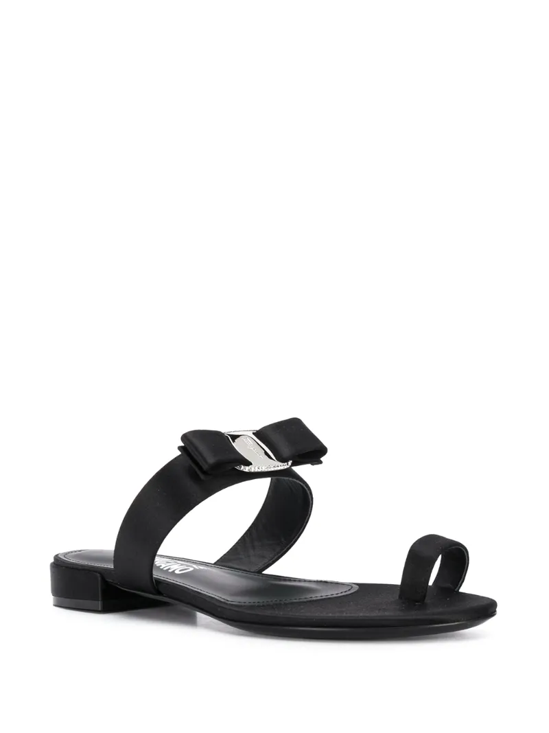 Ferragamo Vara Bow Flat Sandals In Black