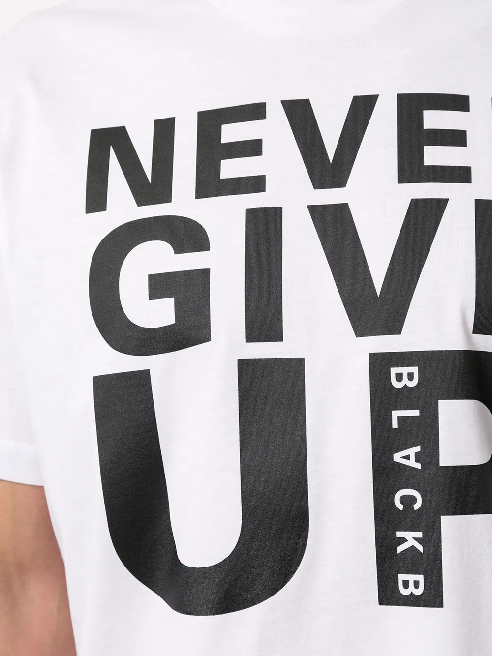 Фото 5 - Blackbarrett футболка Never Give Up с логотипом от Blackbarrett