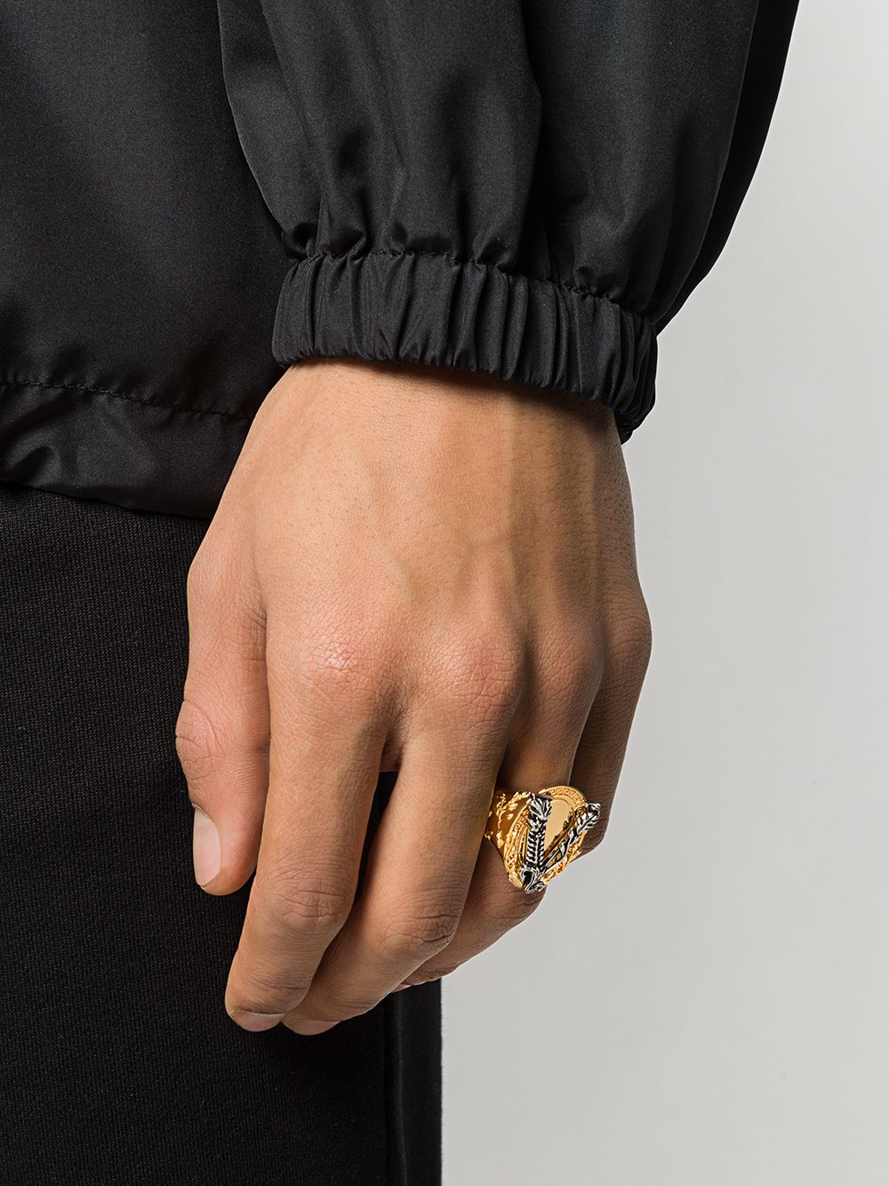 фото Versace кольцо v-barocco