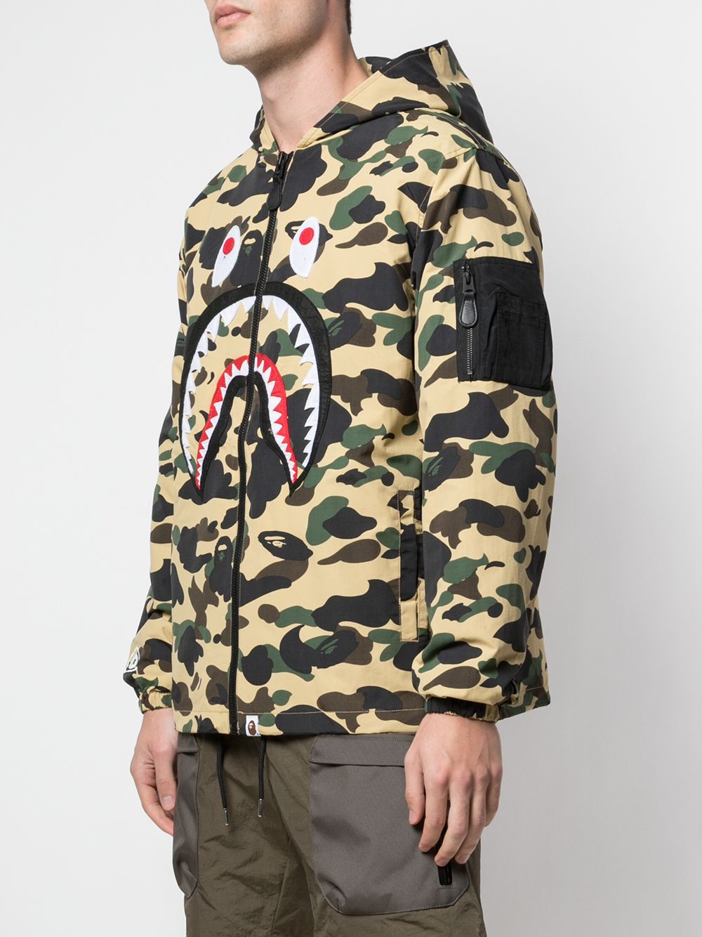 фото Bape куртка camouflage shark на молнии