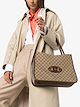 الصورة 2 من Gucci حقيبة عملية بحلية معدنية Gucci 1955