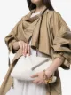 الصورة 2 من Bottega Veneta كلاتش بتصميم مغلف مطوي