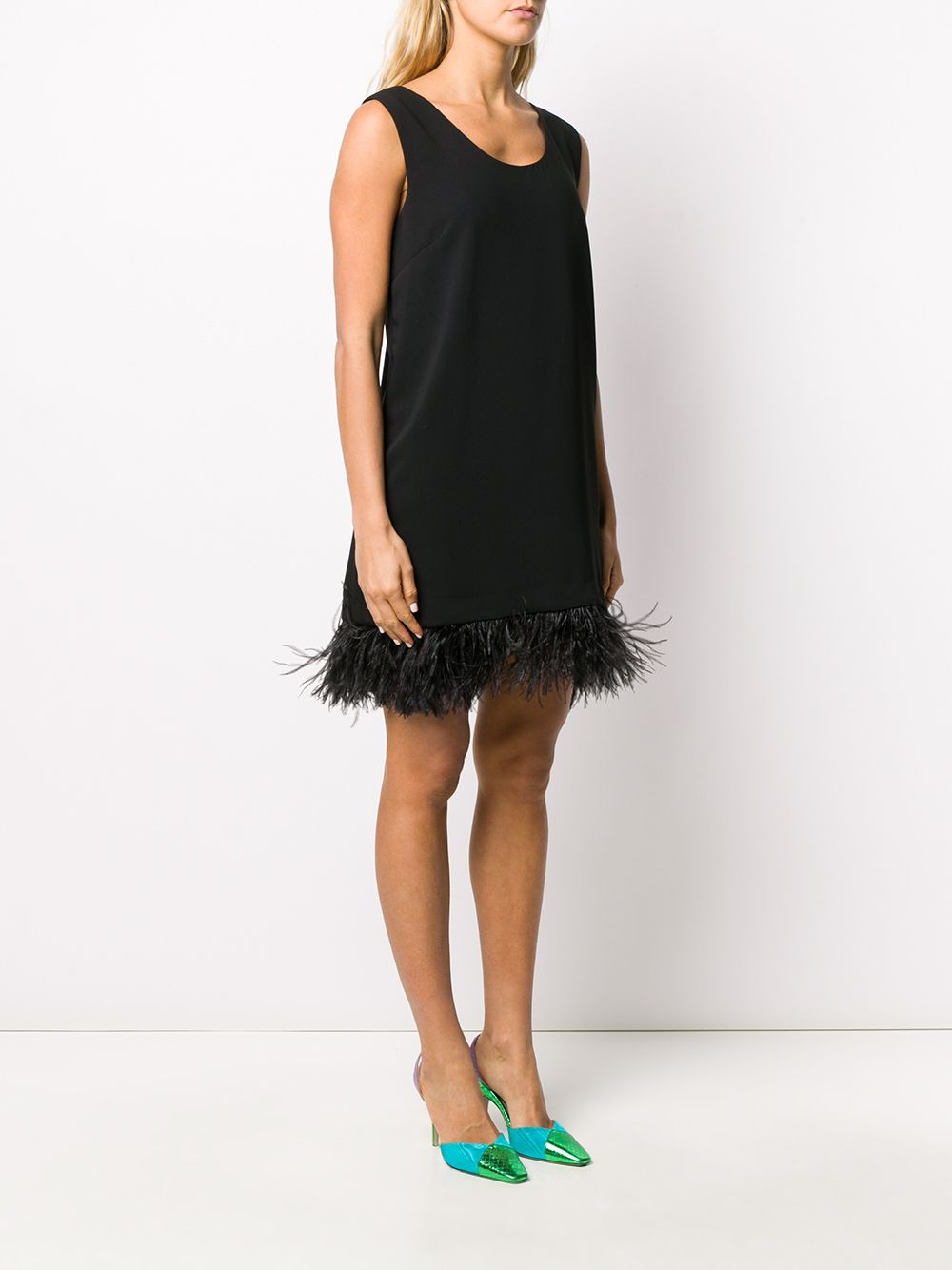 платье черное с перьями