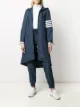 الصورة 2 من Thom Browne بنطال رياضي مزين بأربعة خطوط