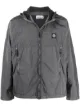 الصورة 1 من Stone Island جاكيت بغطاء رأس وشعار ماركة