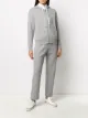 الصورة 2 من Thom Browne بنطال رياضي بقصة مستقيمة مزين بأربعة خطوط