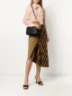 الصورة 2 من Fendi حقيبة كروس منقوشة كارليغرافي