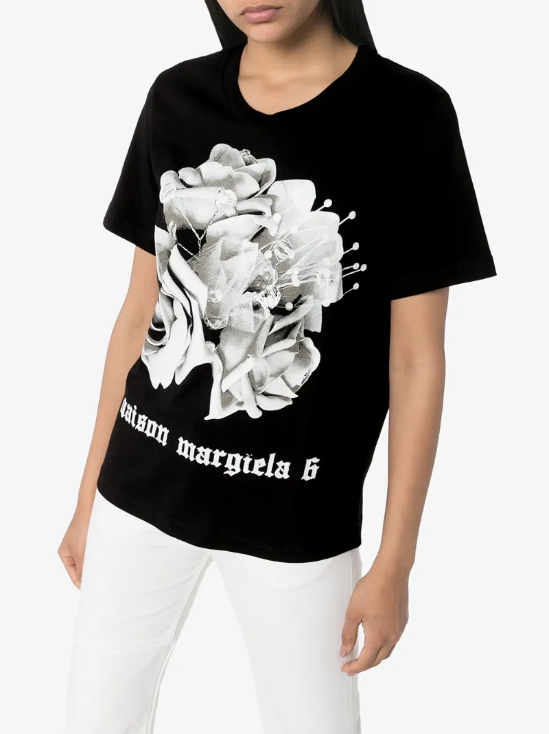 Mm6 Maison Margiela T-shirt Mit Rosen-print In Black