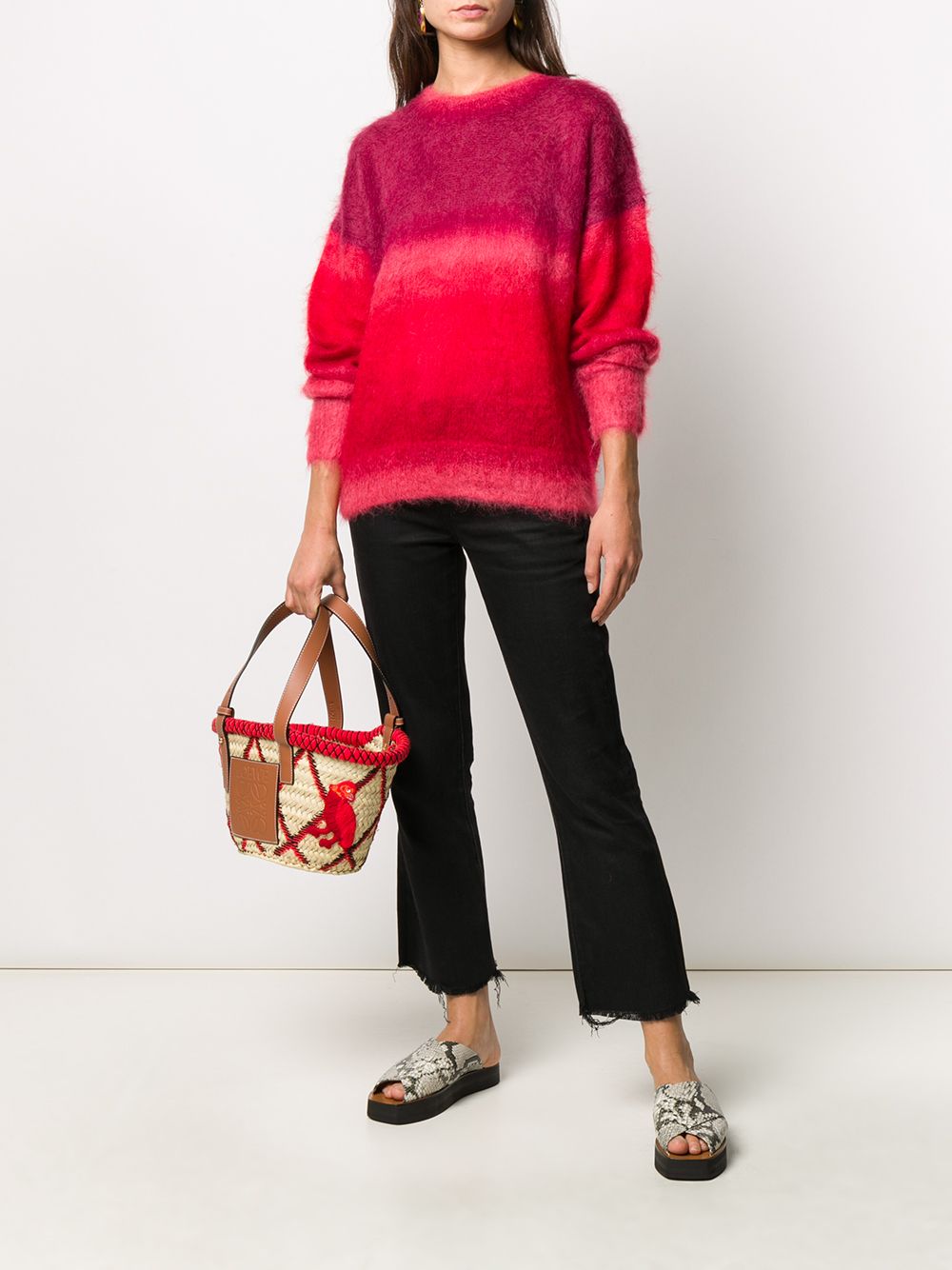 фото Loewe маленькая плетеная сумка с вышивкой