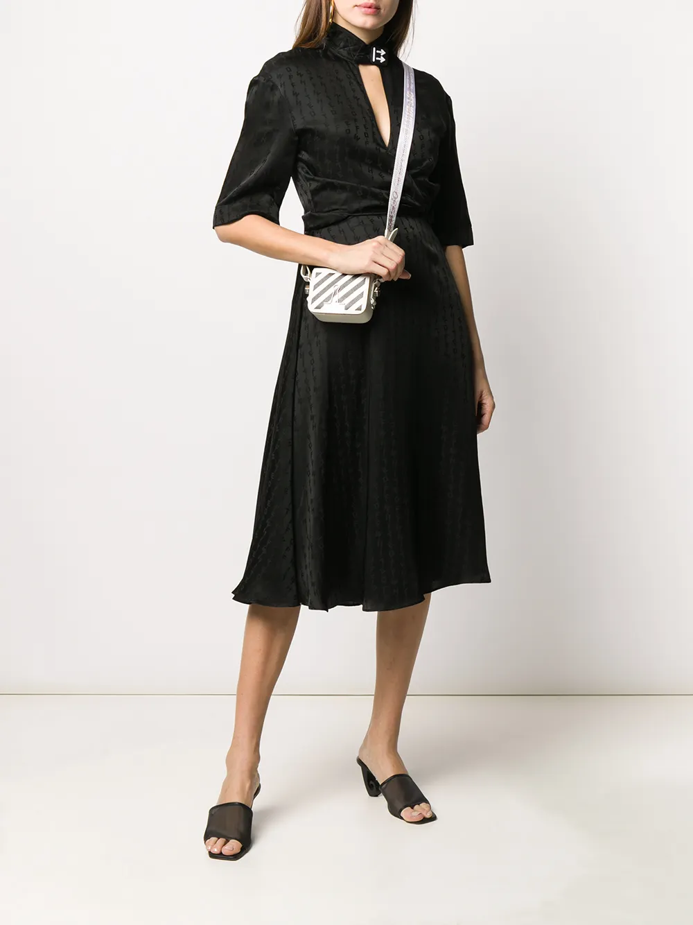 фото Off-white платье с вышитым логотипом и запахом