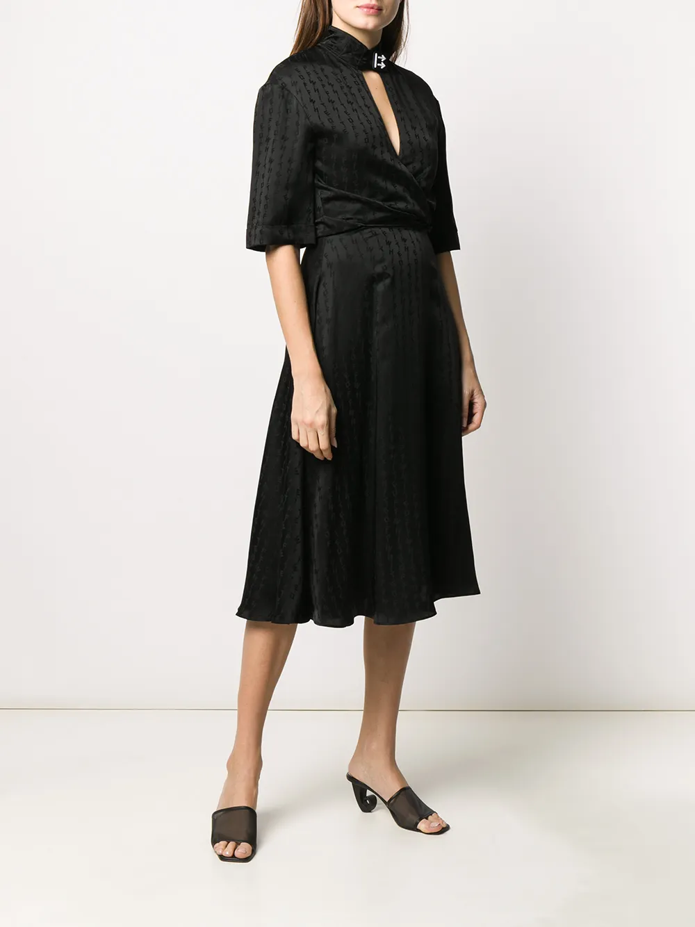 фото Off-white платье с вышитым логотипом и запахом