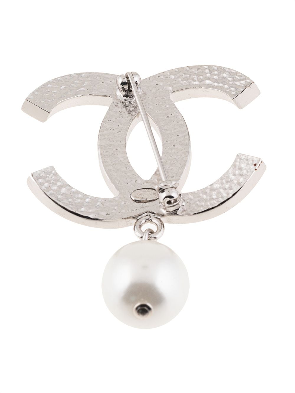 CHANEL Pre-Owned 2007 faux-pearl Embellished CC Brooch - Farfetch