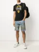 الصورة 2 من Versace Jeans Couture شورت جينز بطبعة نخيل