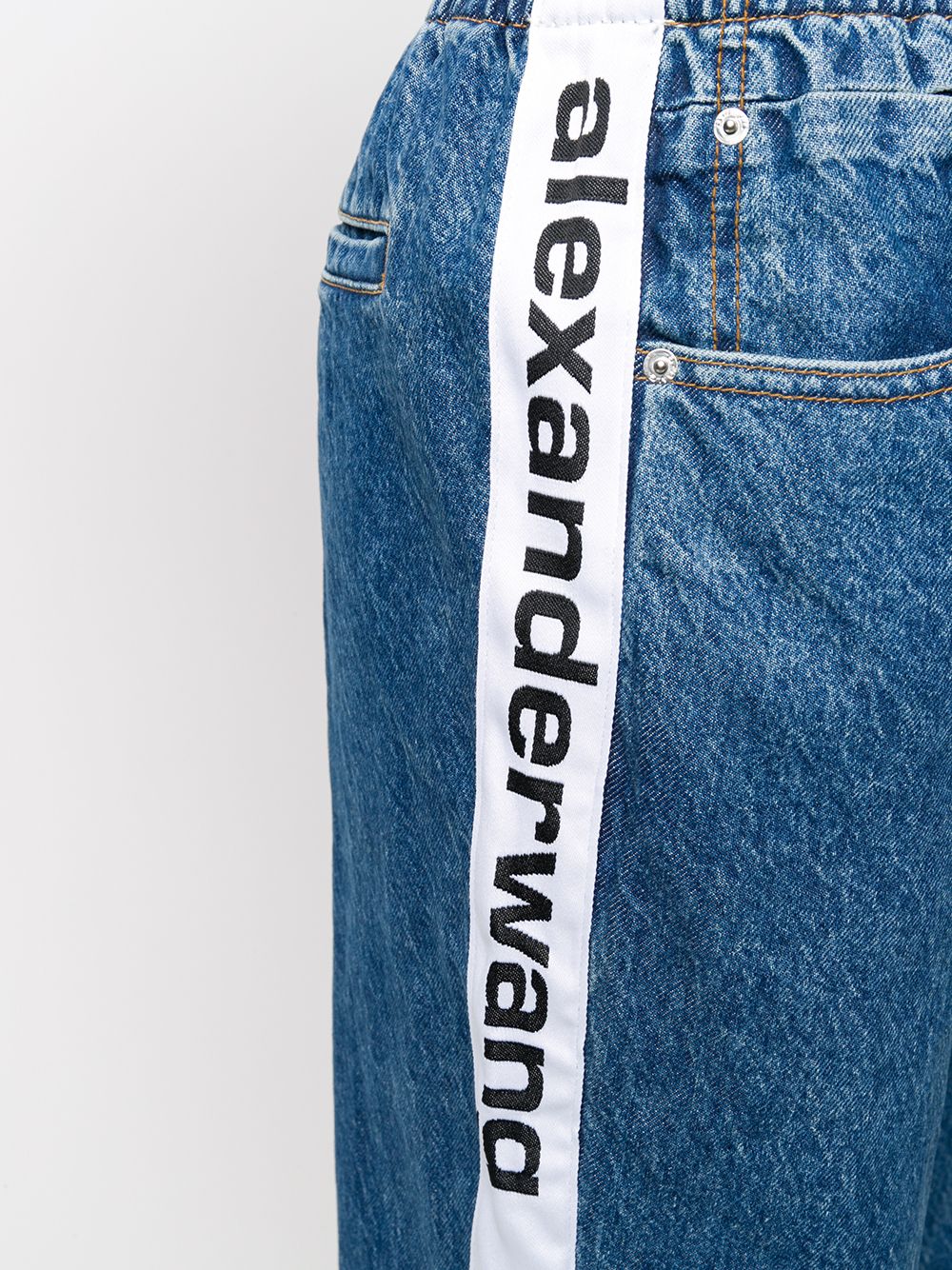 фото Alexander wang джинсы свободного кроя с логотипом на лампасах