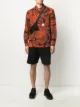 الصورة 2 من McQ Alexander McQueen قميص بطبعة التمويه وجيوب متعددة