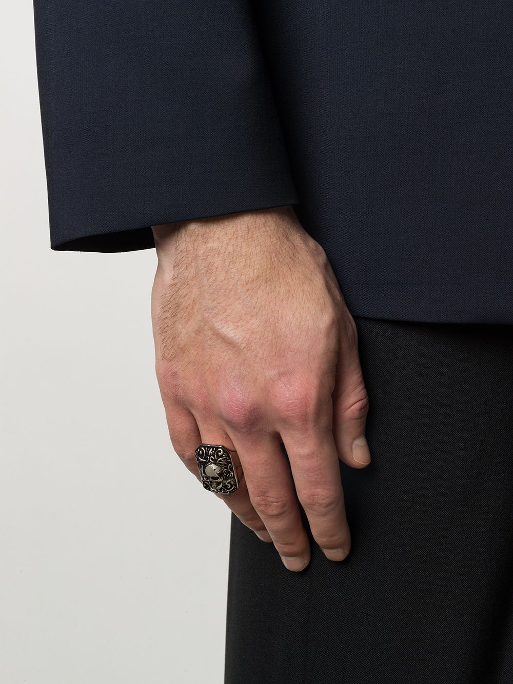 Alexander McQueen Ring met gegraveerde doodskop - Zilver