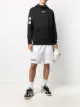 الصورة 2 من Off-White شورت بخصر بشعار الماركة