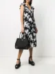 الصورة 2 من Michael Michael Kors حقيبة عملية ببروش شعار الماركة