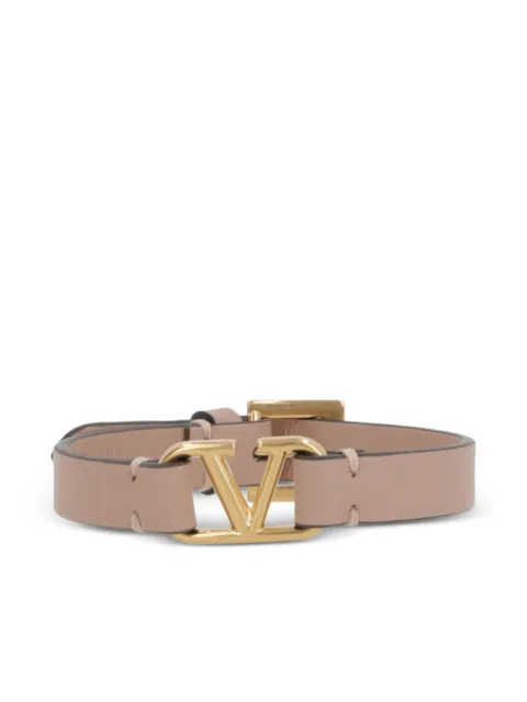 Valentino Garavani سوار بشعار الماركة V