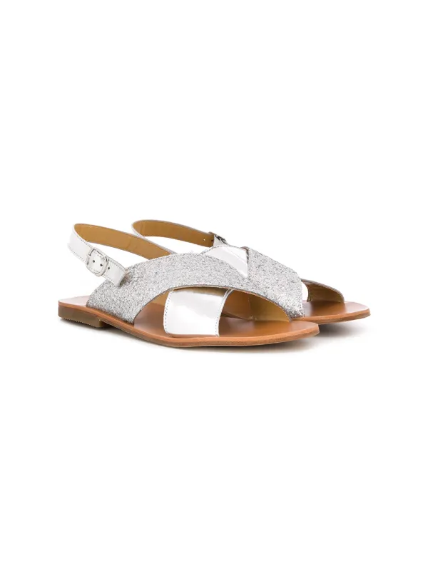 sandalia com fivela