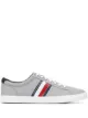 الصورة 1 من Tommy Hilfiger حذاء رياضي بنعل مسطح ورباط